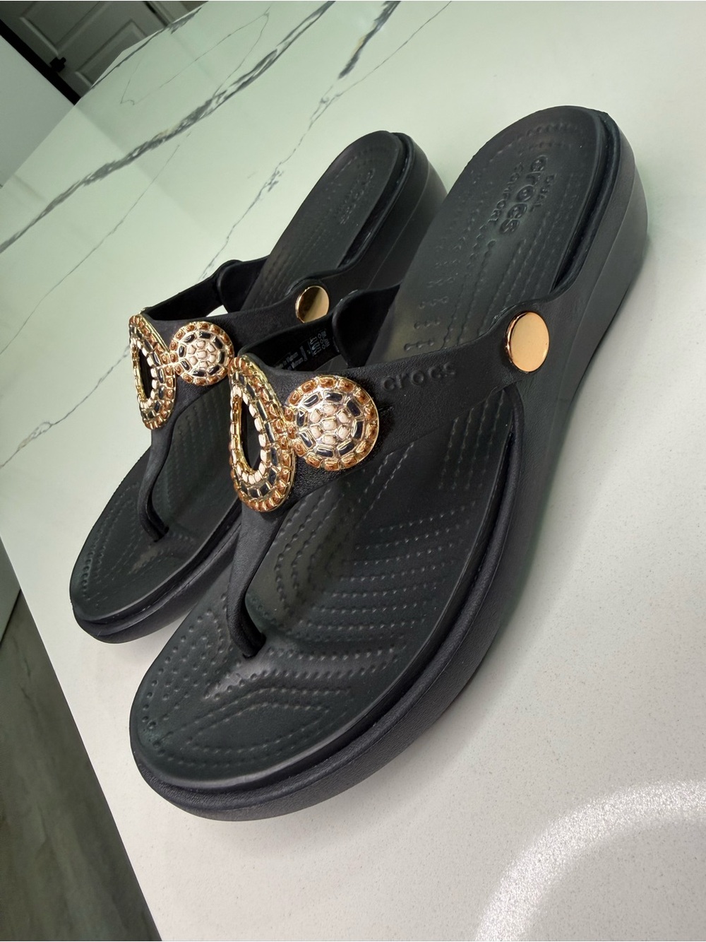 Crocs Sanrah Diamante Wedge Flip Flop Sandal Women’s Sz 7 Black Metallic Accent